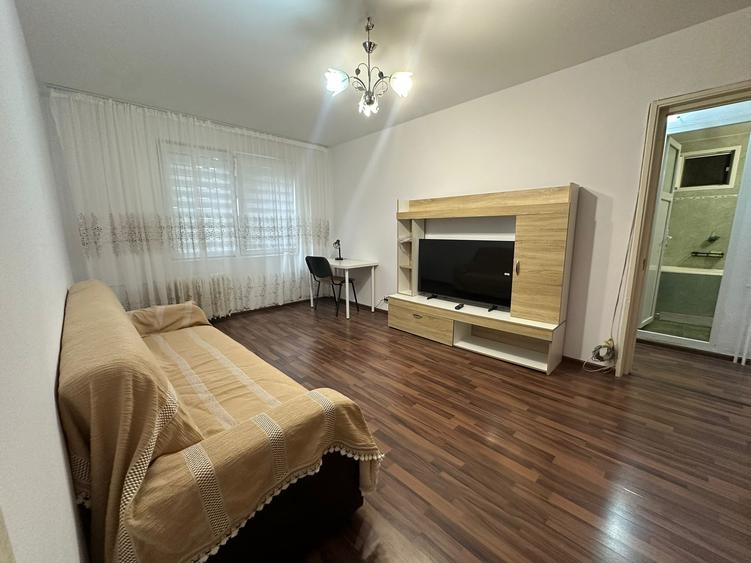 Apartament cu 3 camere semidecomandat în Gorjului