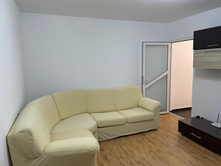 Apartament cu 3 camere semidecomandat, mobilat în Nord