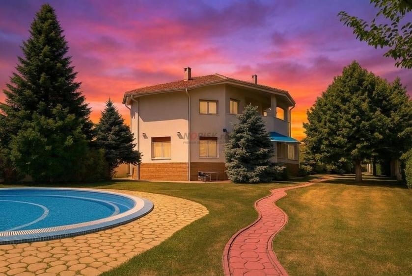 Casă cu 9 camere cu Teren 4500 Mp în Domnești