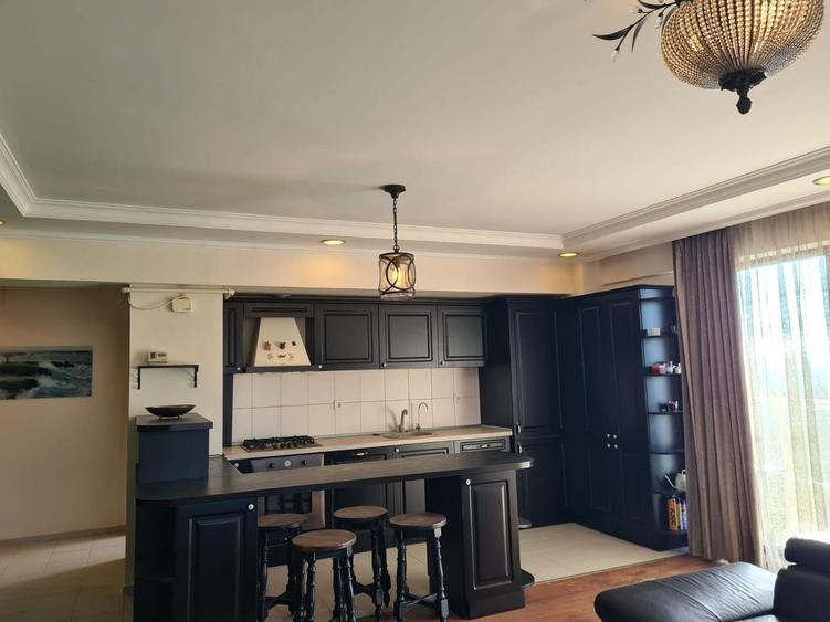 Apartament cu 3 camere semidecomandat, mobilat în Pipera