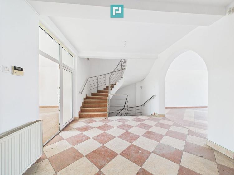 Casă individuală cu 8 camere cu Canalizare în Mehala