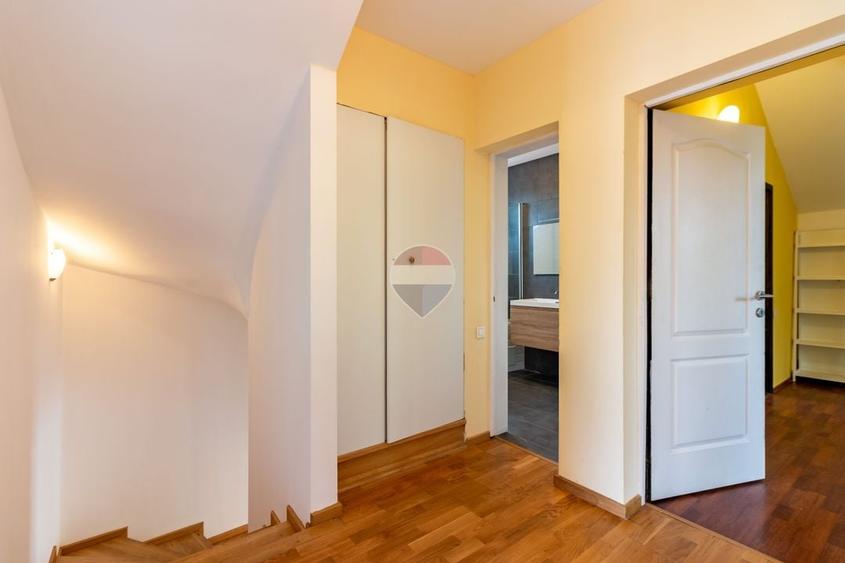 Casă individuală cu 6 camere cu Teren 751 Mp în Corbeanca