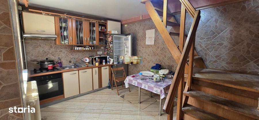 Casă cu 10 camere cu Teren 400 Mp în Palas