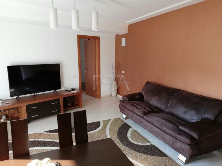 Apartament cu 3 camere semidecomandat, mobilat în Decebal