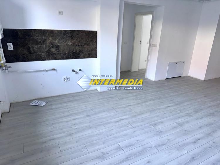 Apartament cu 3 camere decomandat în Cetate