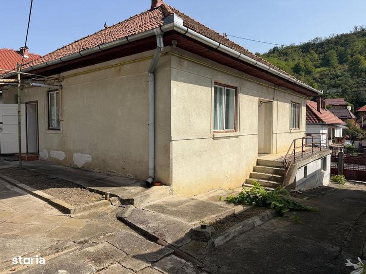 Casă cu 4 camere decomandat în Central