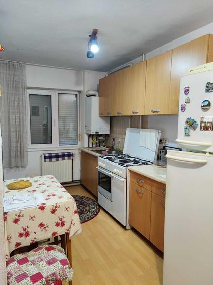 Apartament cu 3 camere semidecomandat în Boul Roșu