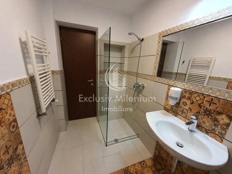 Casă individuală cu 8 camere cu Canalizare în Ultracentral