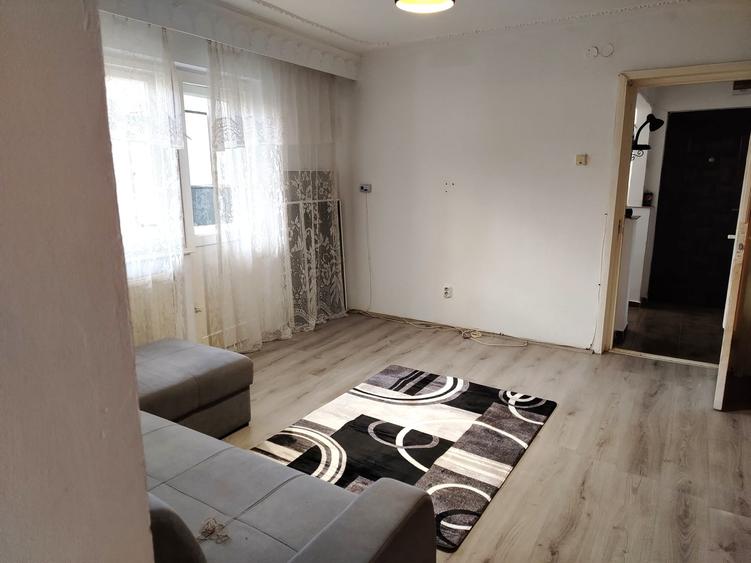 Apartament cu 2 camere semidecomandat, mobilat în Sud
