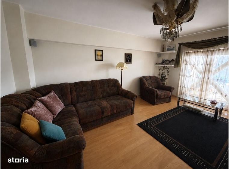 Apartament cu 4 camere decomandat în Est