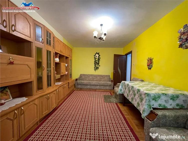 Apartament cu 3 camere decomandat în E3