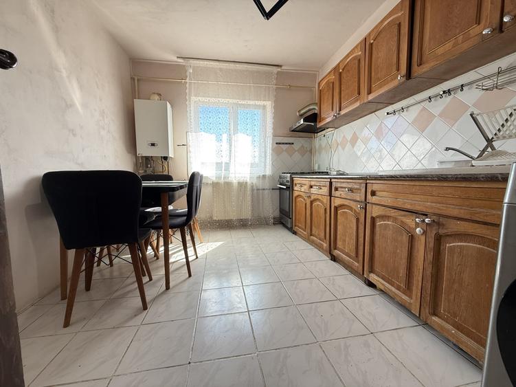 Apartament cu 3 camere decomandat, mobilat în Lipovei