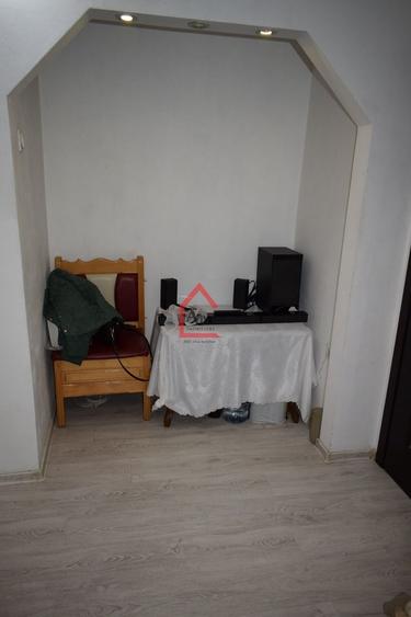 Apartament cu 3 camere decomandat, mobilat în Podu Roș
