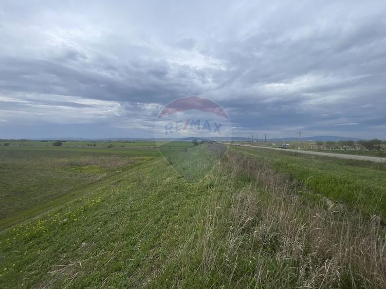 Teren agricol de 8486 mp, în Exterior Nord