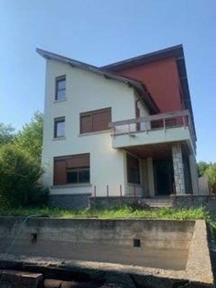 Casă individuală cu 10 camere cu Piscina în Breaza