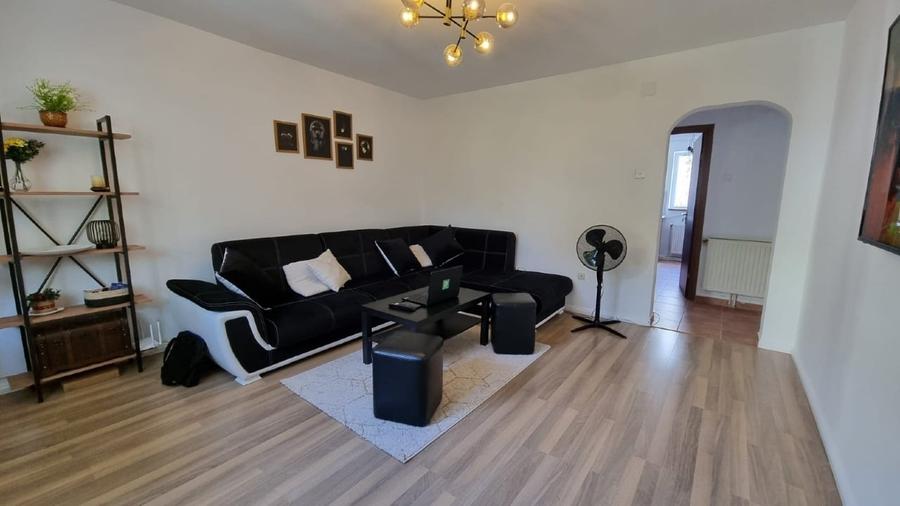 Apartament cu 3 camere decomandat, mobilat în Central