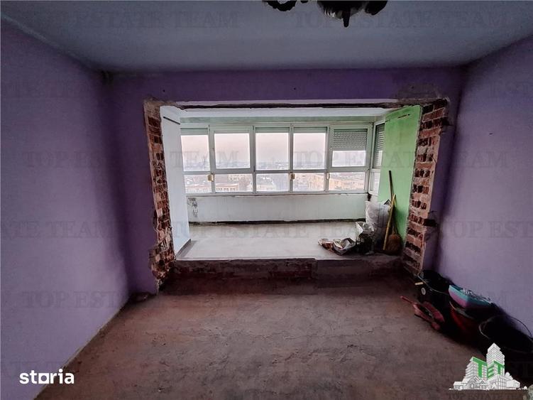 Apartament cu 3 camere semidecomandat în Calea Galați