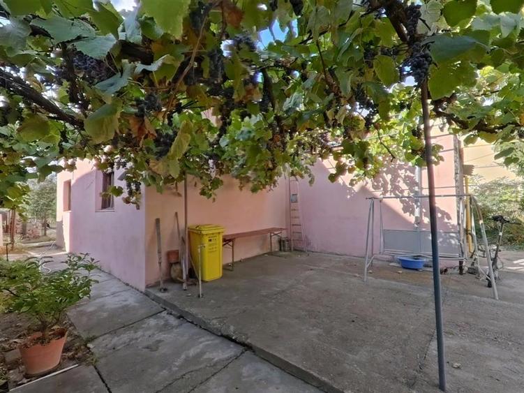 Casă individuală cu 3 camere cu Canalizare în Pârneava