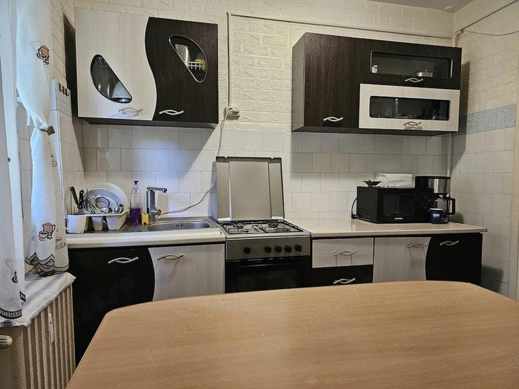 Apartament cu 4 camere semidecomandat, mobilat în Central