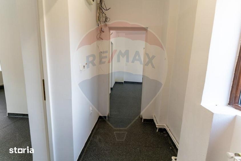 Casă cu 5 camere cu Teren 302 Mp în Central