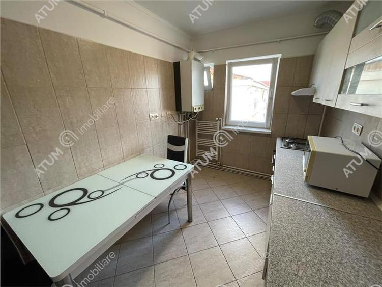 Apartament cu 3 camere decomandat, mobilat în Vasile Aaron
