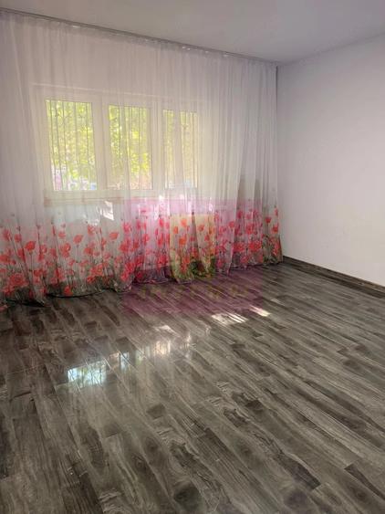 Apartament cu 4 camere decomandat în Vitan