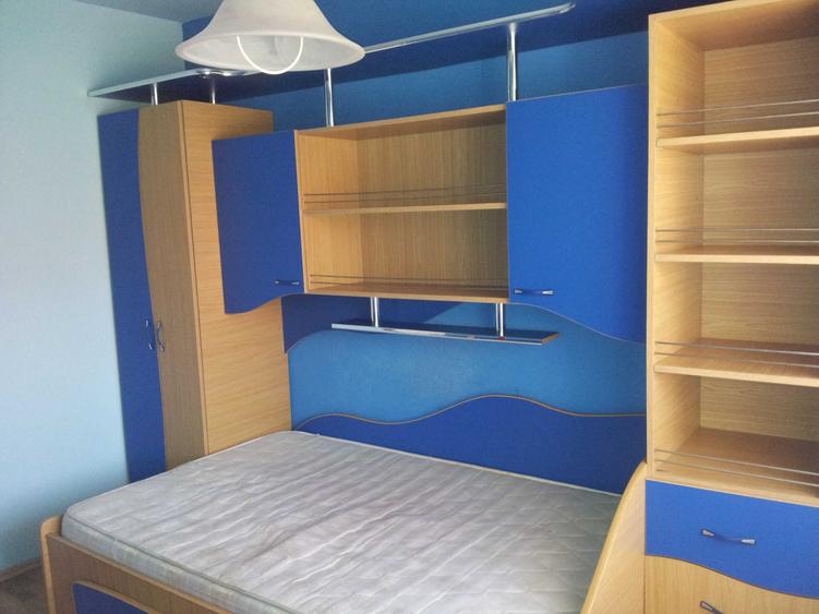 Apartament cu 4 camere decomandat în Craiovița Nouă
