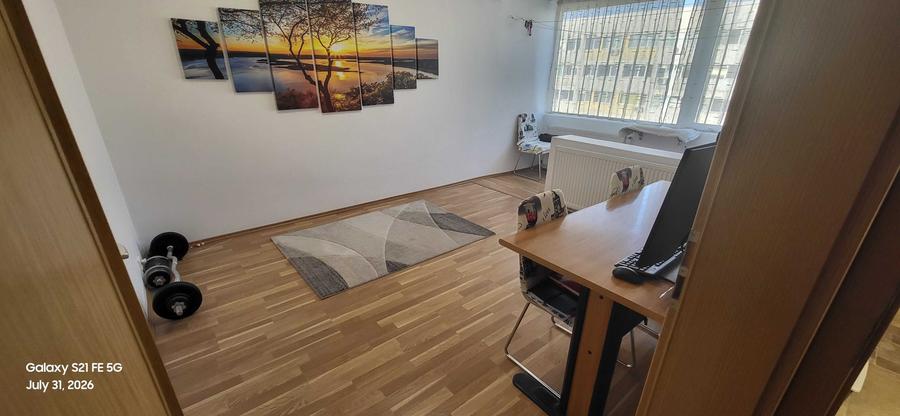Apartament cu 3 camere semidecomandat în Iancului