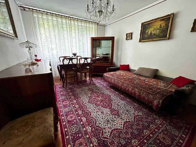 Apartament cu 3 camere semidecomandat în Plopilor