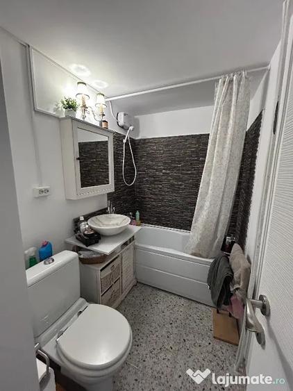 Apartament cu 3 camere semidecomandat în Drumul Găzarului