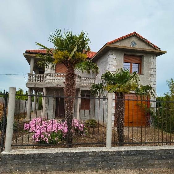 Casă individuală cu 3 camere cu Teren 608 Mp în Central
