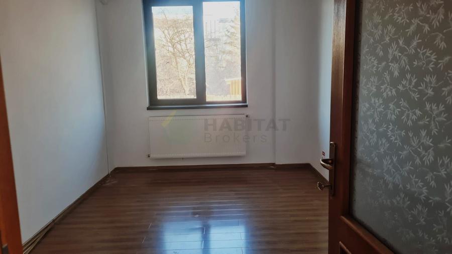 Apartament cu 3 camere semidecomandat în Jiului