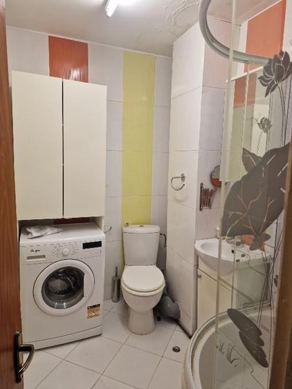 Apartament cu 4 camere semidecomandat, mobilat în Rahova