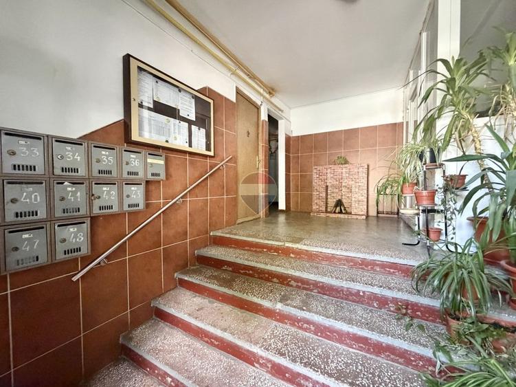 Apartament cu 3 camere decomandat, mobilat în Uverturii