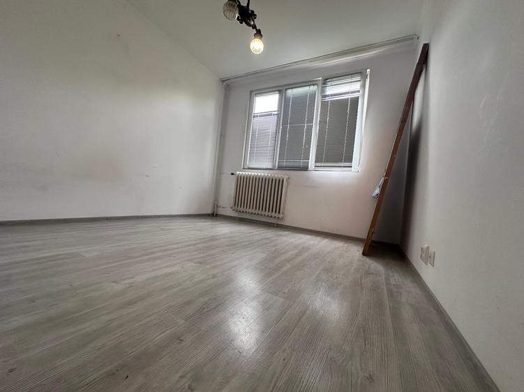 Apartament cu 3 camere decomandat în Drumul Taberei