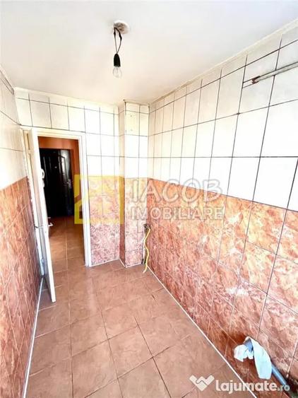 Apartament cu 3 camere semidecomandat în Milcov