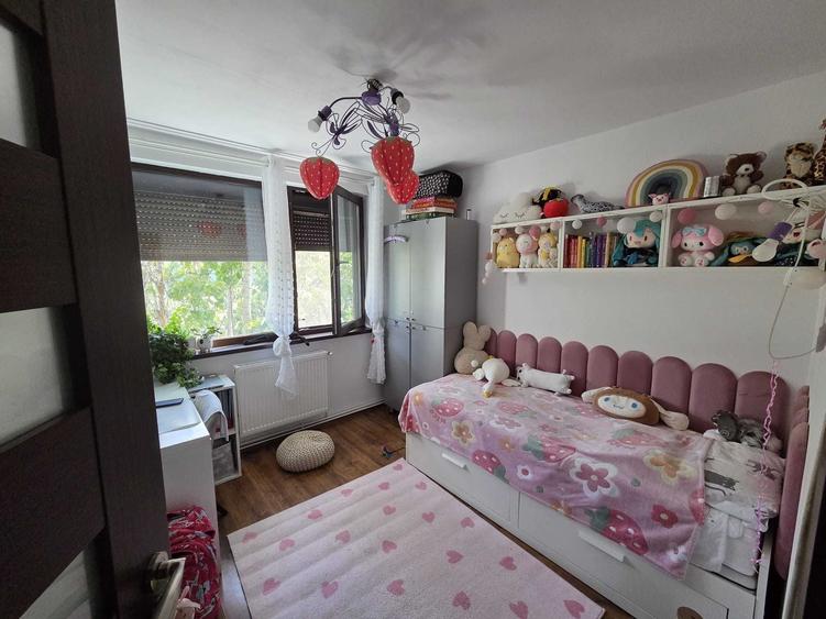 Apartament cu 4 camere decomandat în Drumul Taberei