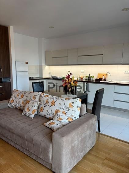 Apartament cu 2 camere semidecomandat, mobilat în Est