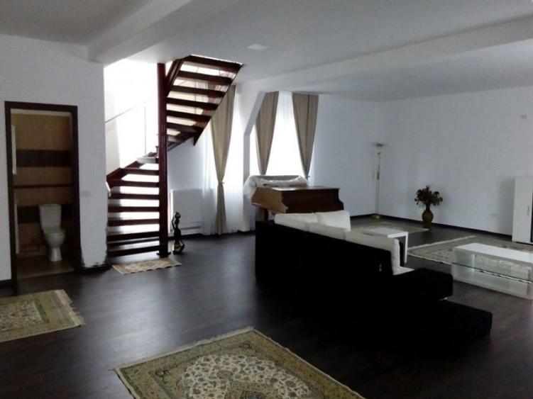 Casă individuală cu 6 camere cu Canalizare în Fundeni