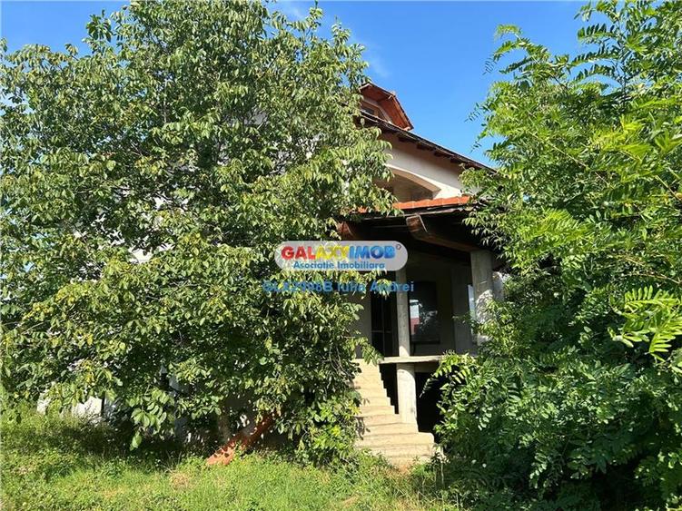 Casă cu 7 camere cu Teren 2700 Mp în Central