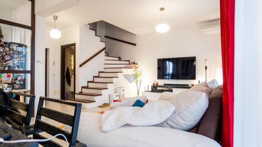 Apartament cu 3 camere semidecomandat, mobilat în Dobroești