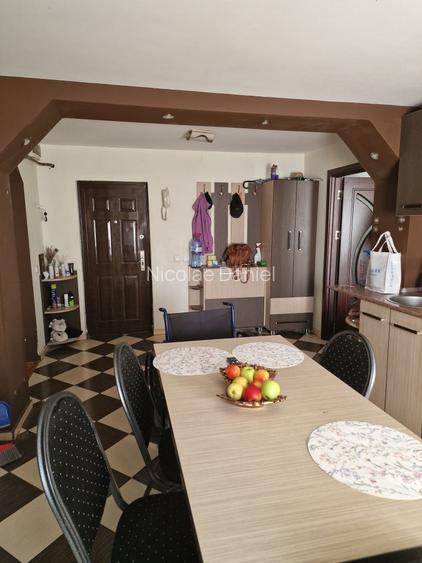 Vand apartament 3 camere, in zona Rovine