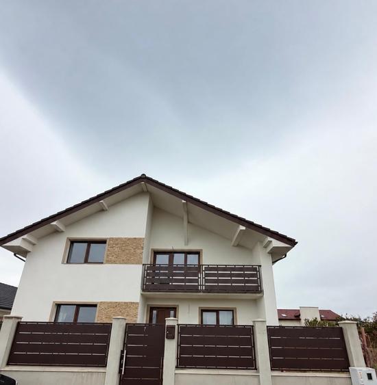 Casă individuală cu 7 camere cu Teren 390 Mp în Periferie