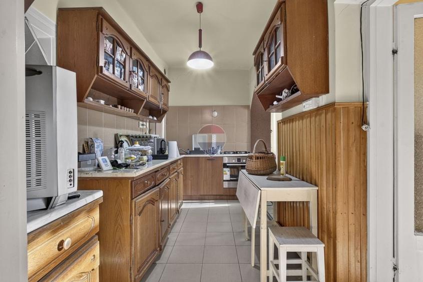 Casă individuală cu 4 camere cu Teren 1371 Mp în Central