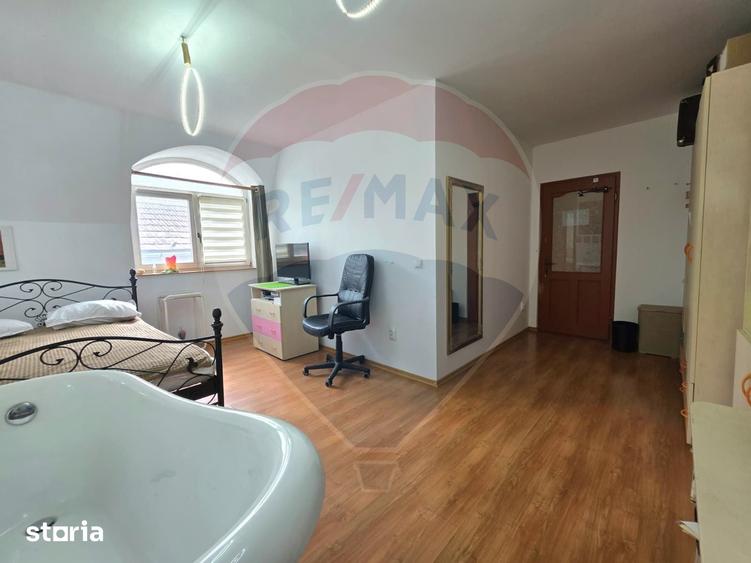 Casă cu 4 camere cu Teren 152 Mp în Central
