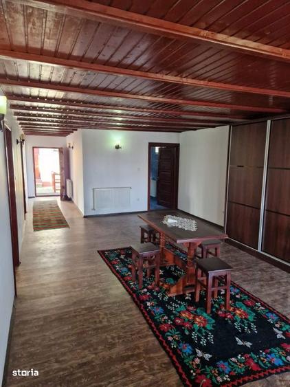 Casă cu 10 camere cu Teren 95000 Mp în Central
