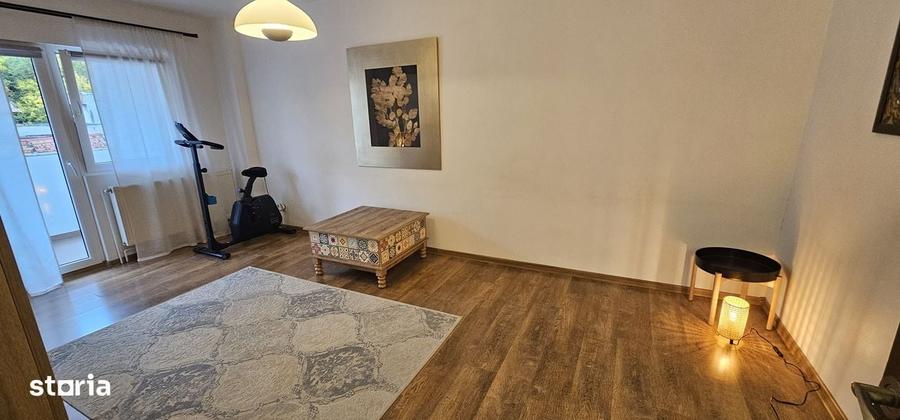 Apartament cu 4 camere decomandat în Răcădău