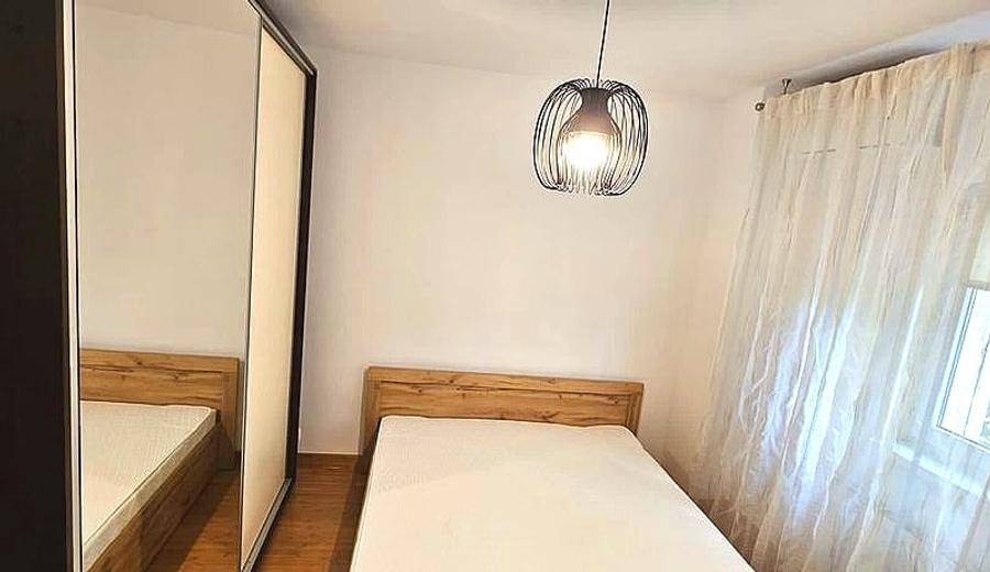 Apartament cu 4 camere semidecomandat, mobilat în Tineretului