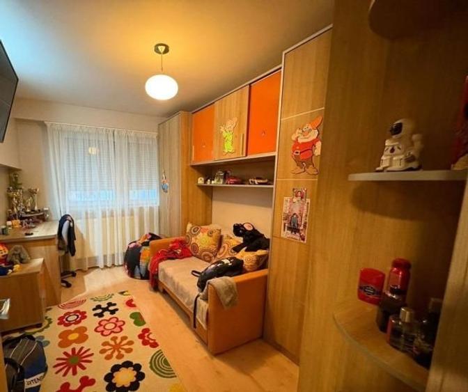 Apartament cu 4 camere decomandat, mobilat în Casa de Cultură