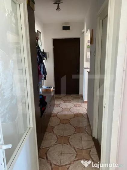 Apartament cu 3 camere semidecomandat, mobilat în Botizului